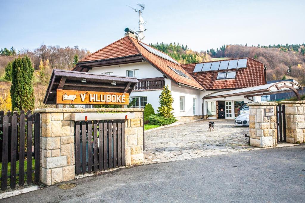 Penzion V Hluboke A Department Glamp Vsetín 外观 照片